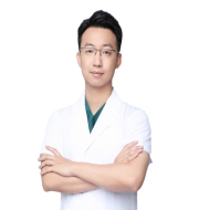 李子祺 中医学博士，副主任医师，硕士研究生导师；师从我国著名髋关节外科专家何伟教授，中医跟师国医大师刘柏龄教授，致力于股骨头坏死、骨质疏松以及关节病的临床与基础研究。专业擅长：治疗退行性关节病、股骨头