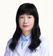 吴薏婷 广州医科大学附属中医医院中医肿瘤科主任中医师 教授 医学硕士 广州市三级名中医。从事中西医结合治疗肿瘤 30 年，先后师从周岱翰、熊继柏、禤国维三位国医大师。