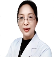 黄钢花，医学博士，主任中医师，硕士生导师，综合儿科分会常务理事，广东省中西医结合儿科学会委员，从事中医儿科临床、教学、科研工作30余年。