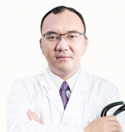 许仕杰 毕业于广州中医院大学，目前就职于广州中医药大学第一附属医院，从事脾胃病科，曾师承第四批全国老中医药专家学术经验继承工作及学位指导老师，著名脾胃病学家，中西医结合消化内科学专家周福生教授，深得周