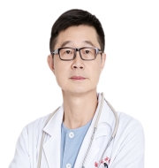 常旭，男，现为医学博士，主任医师，番禺中医院乳腺特色专科的创始人和学科带头人，乳腺科首席专家，从事普通外科、乳腺科临床工作40余年，师从国医大师、广东省中医院乳腺科领军人物林毅教授，岭南名医、2026