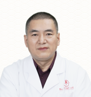 李恩庆 暨南大学中医学院教授 中医儿科主任医师，硕士研究生导师。擅长：小儿鼻炎、鼻窦炎、过敏性鼻炎、小儿哮喘、咳嗽变异性哮喘、小儿慢性咳嗽、过敏性咳嗽、腺样体肥大、小儿湿疹、荨麻疹、调理过敏体质等小儿