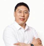 刘凤斌，广东省名中医传承工作室指导老师。现任广州中医药大学第一附属医院国家区域中医(脾胃病)诊疗中心主任、白云医院书记，国家临床脾胃病科重点专科、国家中医药管理局重点学科和专科带头人。