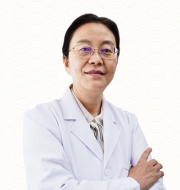戈焰 广东省名中医 广东省第二中医院脾胃科主任中医师 从事临床、教学、科研工作38年，主攻胃肠、肝病。长慢性难治性胃炎。多年来，注重中医药对因辩证治疗各种内科疾病，治病求本。